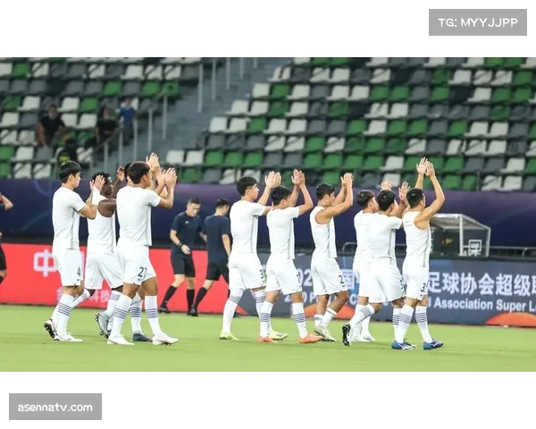 现场观众高唱生日歌,赵岩昊命中三分后向看台挥手致意 现场观众高唱生日歌,赵岩昊命中三分后向看台挥手致意